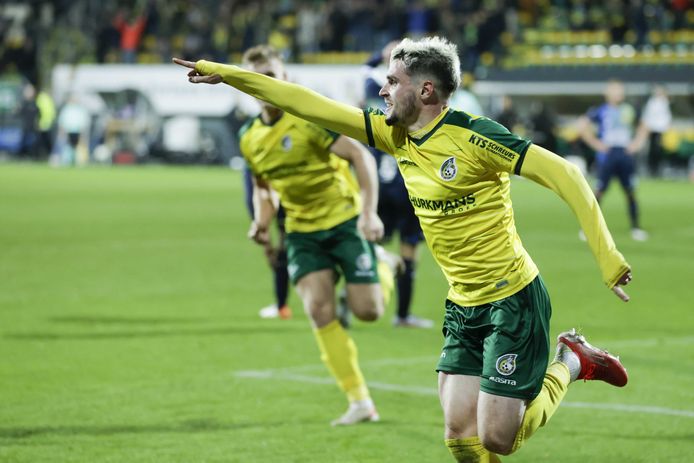 George Cox juicht na zijn goal.