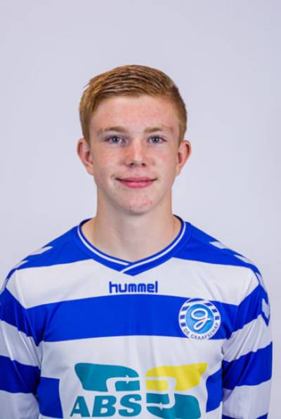 Devin Haen (16) uit Zieuwent mag zich bewijzen van De Graafschap-trainer Mike Snoei