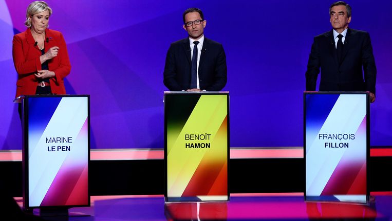 Marine Le Pen (links) tijdens het TV-debat van donderdagavond, met de socialistische kandidaat Benoît Hamon en de Republikeinse kandidaat Francois Fillon. Beeld reuters