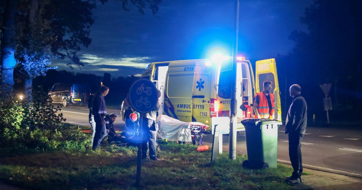 Fietser met spoed overgebracht naar ziekenhuis na aanrijding met auto in Barneveld.