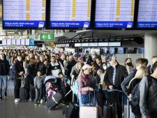Reizigers moeten urenlang wachten op Schiphol: ‘Geen enkel respect voor de stakers’ 