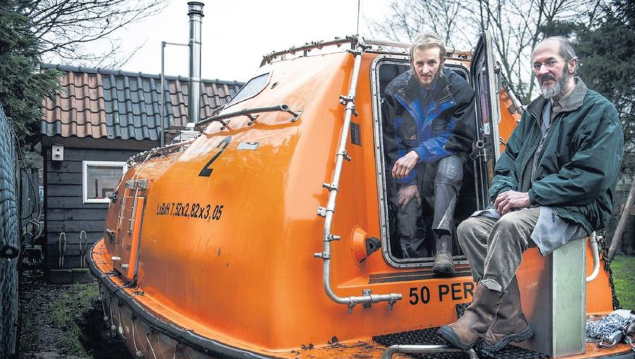 De reddingsboot van Van der Meer biedt plek aan vijftig personen. Handschoenen en mutsen liggen binnen klaar, net als knuffels 'voor de kleinkinderen'. Beeld Bram Petraeus