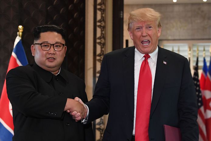 Donald Trump en Kim Jong-un schudden elkaar de hand tijdens hun ontmoeting in Singapore.