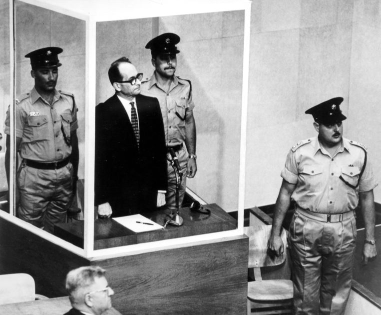 Voormalig nazi-SS-officier Adolph Eichmann in het Israëlische Hooggerechtshof in 1962. Hij werd schuldig bevonden aan zijn aandeel in de afslachting van zes miljoen Joden door nazi-Duitsland en werd ter dood veroordeeld. 
 Beeld Belga