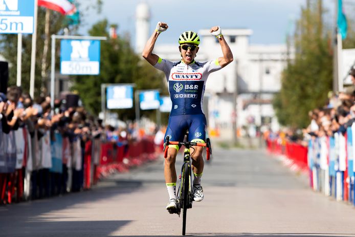 Aimé De Gendt ging op drie kilometer van de finish aan de haal.