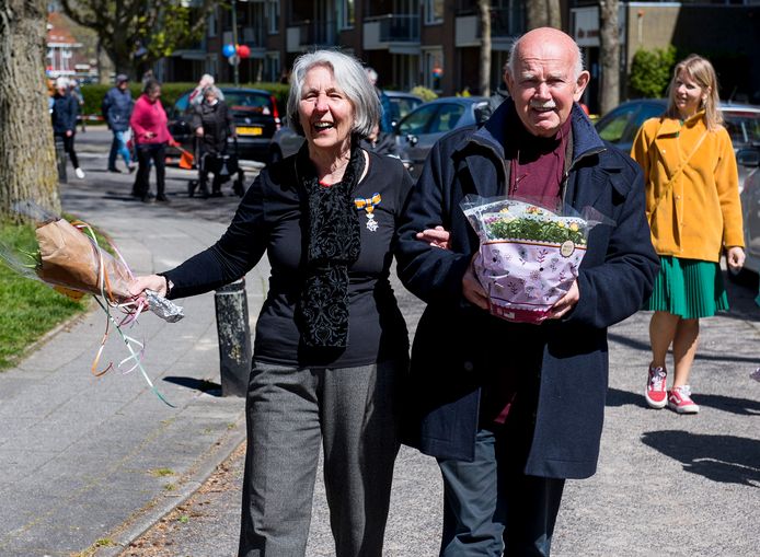 Vrijwilliger Miecke Monden heeft een lintje ontvangen en wordt feestelijk onthaald bij dienstencentrum De Roef. Hier met haar man Jan.