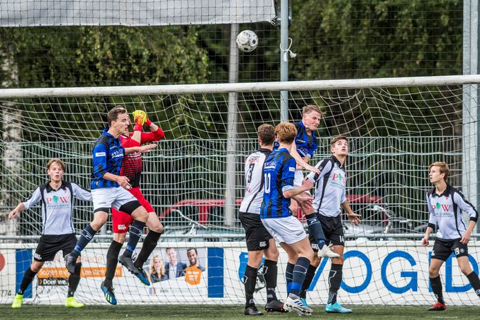 Stadgenoten Sparta Enschede en Vogido oefenen tegen elkaar op 14 augustus.