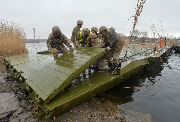 Een militaire oefening van het Oekraïense leger.  Russische troepenconcentraties aan de oostgrens hebben speculaties gevoed over een ophanden zijnde invasie van Oekraïne door Moskou. Beeld REUTERS