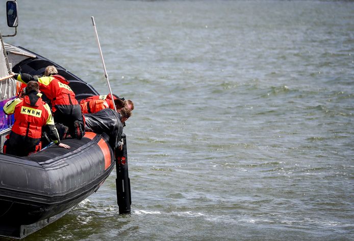 De onderwaterrobot met sonar. Met inzet van technische middelen wordt geprobeerd het lichaam van de 23-jarige man uit Delft te vinden.