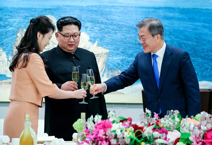 Klinkende glazen met Kim Jong-un, de Zuid-Koreaanse president Moon Jae-in (rechts) en links Ri Sol-ju, de zeldzaam getoonde First Lady van Noord-Korea.