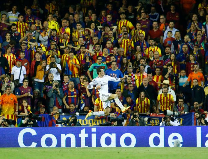 Gareth Bale viert zijn winnende goal voor het vak met de fans van Barcelona.