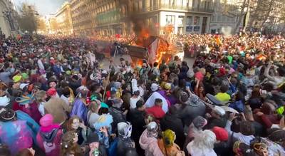 À Marseille, des milliers de personnes font fi des restrictions pour un carnaval: “Irresponsabilité totale”