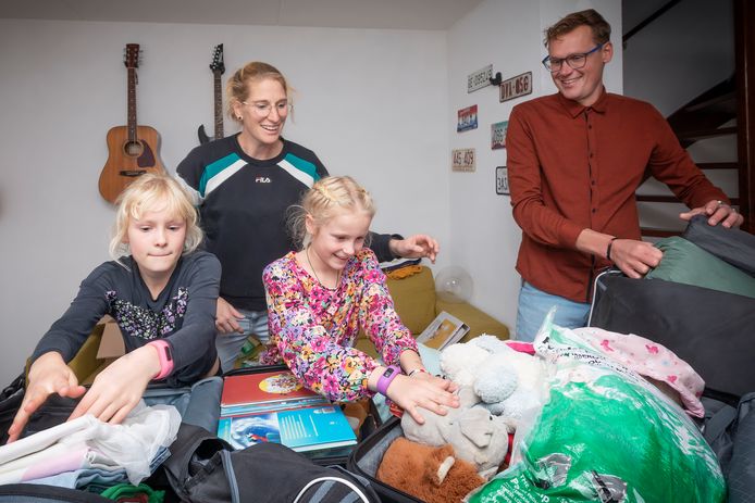 Loes (links) en Isis (rechts) zijn samen met hun ouders al druk aan het inpakken voor hun verhuizing naar Kenia.