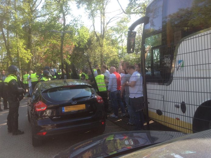 Ajax Hooligans Nog Twee Weken In Cel Na Rellen In Doetinchem Video Doetinchem Gelderlander Nl