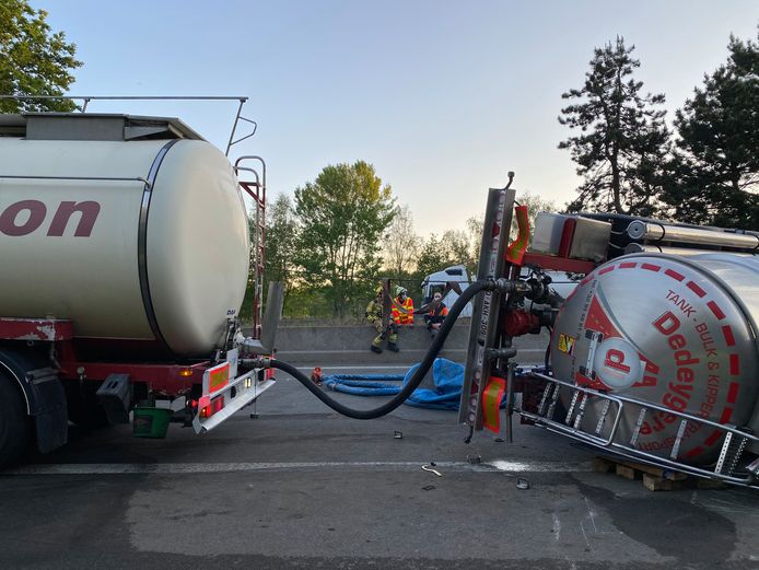 Een gekantelde vrachtwagen zorgde voor heel wat verkeershinder op de E34 in Zoersel.