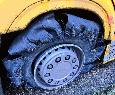 Vrachtwagen met klapband zorgt voor grote vertraging op A2 vanaf Maarheeze