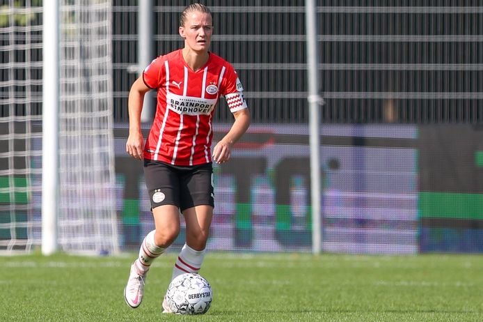 Mandy van den Berg draagt nog een jaar langer het shirt van PSV.
