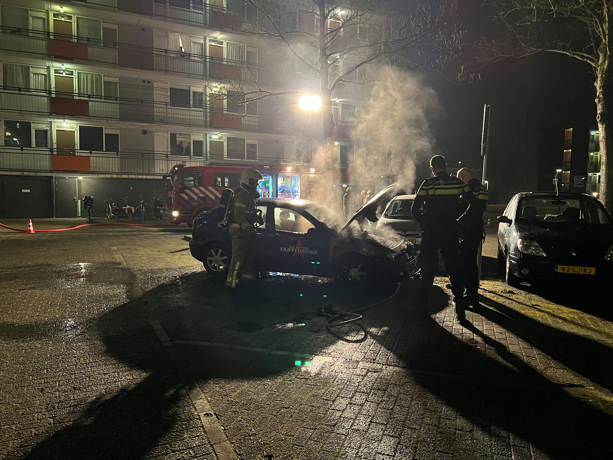 Auto brandt uit aan de Van Drinenstraat in Zutphen Foto AD.nl