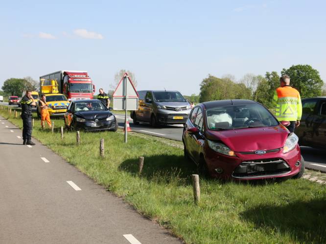 Kettingbotsing op N340 bij Ommen: forse schade aan twee auto’s