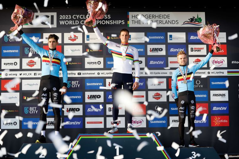 Het podium, met Wout van Aert (zilver), Mathieu van der Poel (goud) en Eli Iserbyt (brons). Beeld ANP