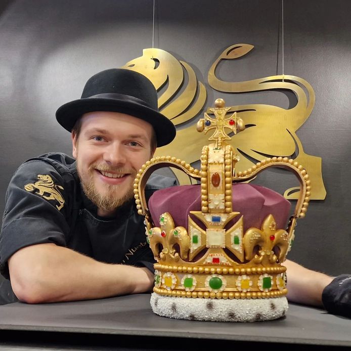 Chocolatier Oliver (24) maakt exacte replica van King Charles’ kroon, inclusief 400