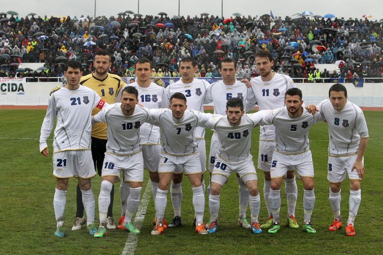 Het team van Kosovo kort voor de aftrap van de eerste officiële interland tegen Haïti. Beeld epa