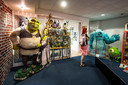 PR dgfoto Gelderlander Nijmegen: Sanne van Galen (40) uit Haarlem was speciaal voor de expostie van de pest in Museum het Valkhof en de Media Drome naar Nijmegen gekomen. [op de foto: Sanne bij karakters van Shrek (links) en Monsters Inc. (recht)]