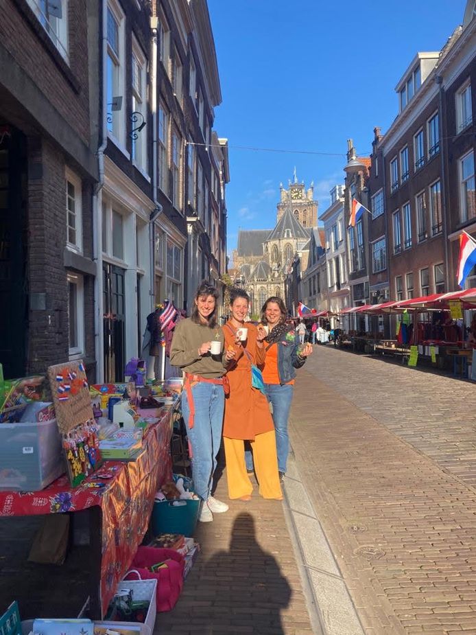 Ilsa, Aniek en Marinka verkopen spullen op de Grotekerksbuurt.