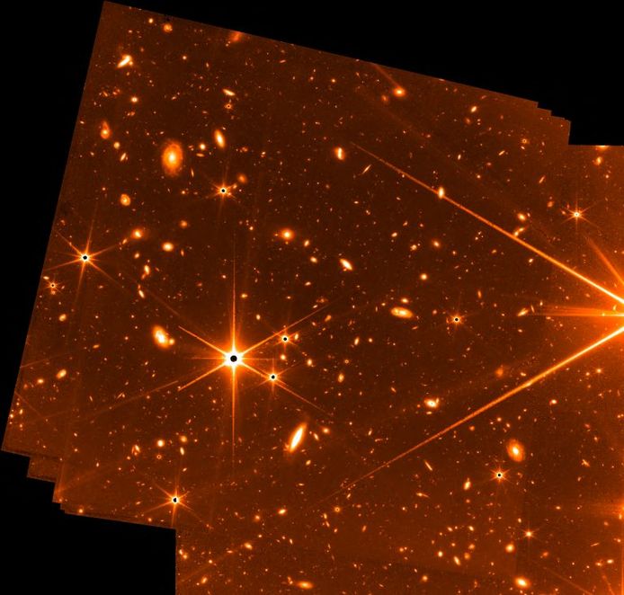 Een testbeeld van de James Webb Space Telescope dat bestaat uit 72 verschillende foto's die werden genomen tijdens een periode van 32 uur, nog voor de instrumenten goed waren afgesteld.