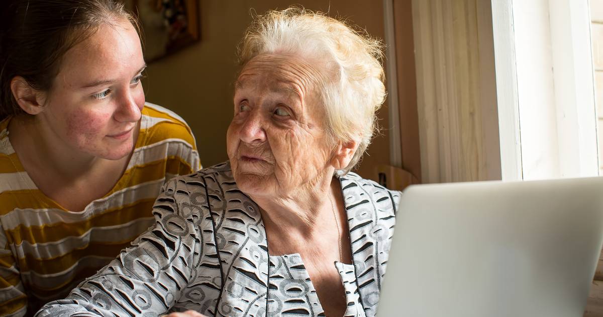 She takes her grandmother. Оценить фото молодой девушки и ее бабушк. Бабушка учится. Фото старушка учиться. Бабки учат иностранный.