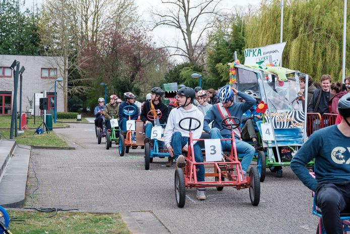 Klaar voor een harde race: elf gocart teams op Campus Middelheim.