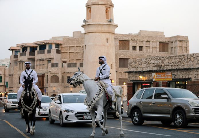 Qatarese politie patrouilleert te paard op een markt in hoofdstad Doha.