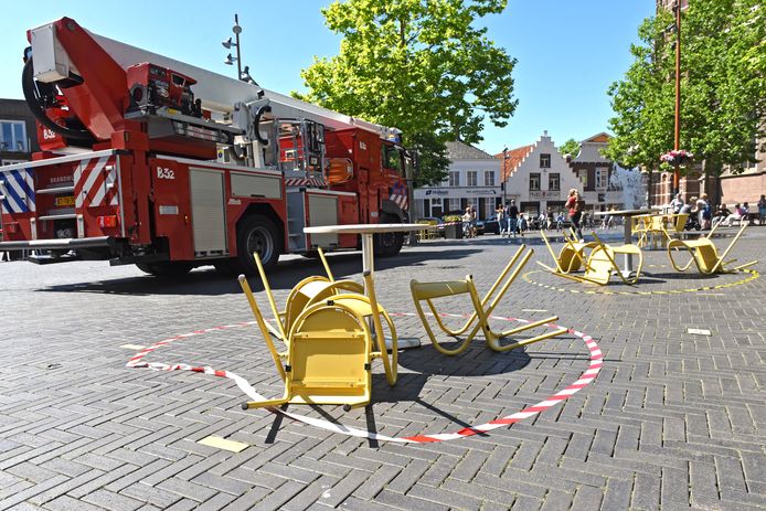 De Oosterhoutse brandweer kan met de grootste wagen langs de terrassen op de Markt.