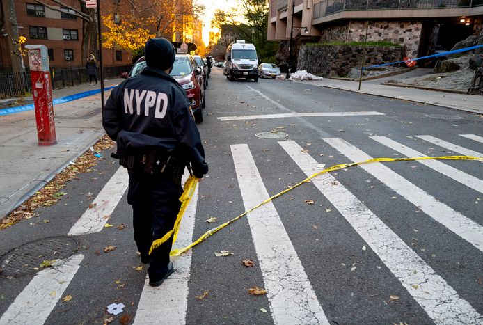 L’assaillant présumé, un homme de 25 ans selon la police, a été interpellé peu après la seconde attaque, au nord de Central Park, au moment où il menaçait au couteau un troisième homme âgé de 29 ans.
