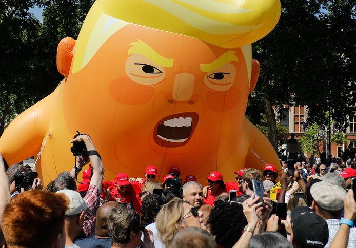 De gigantische Trump-ballon vlak voor hij de lucht in ging in Londen.