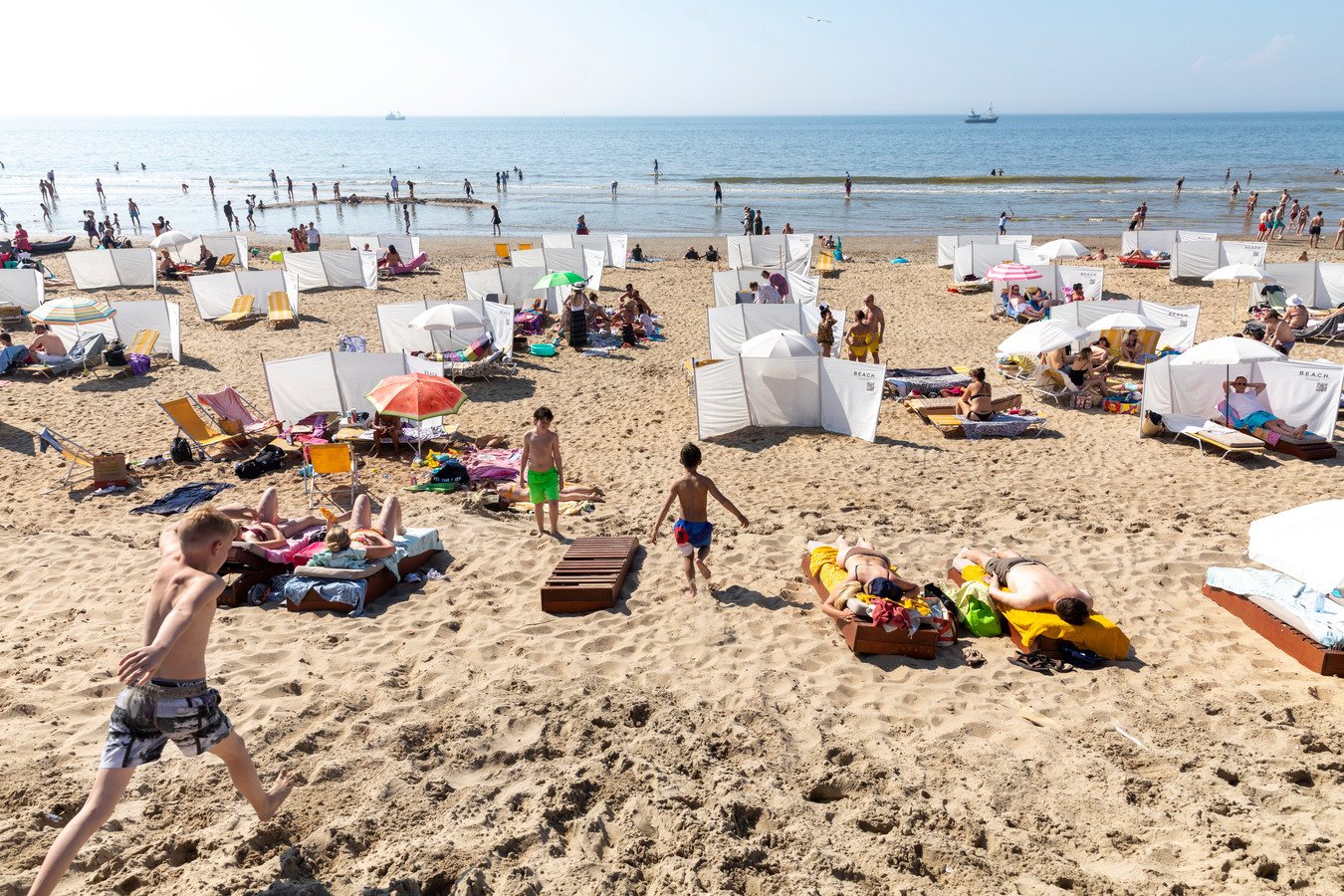 Alsof het een normale zomerdag was op het strand van Noordwijk ‘Wat moeten we anders doen
