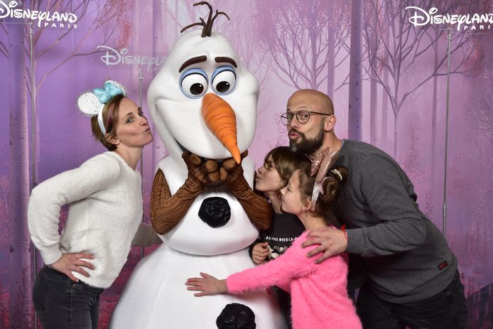 Staf Coppens viert vijfde huwelijksverjaardag met gezin in Disneyland Paris
