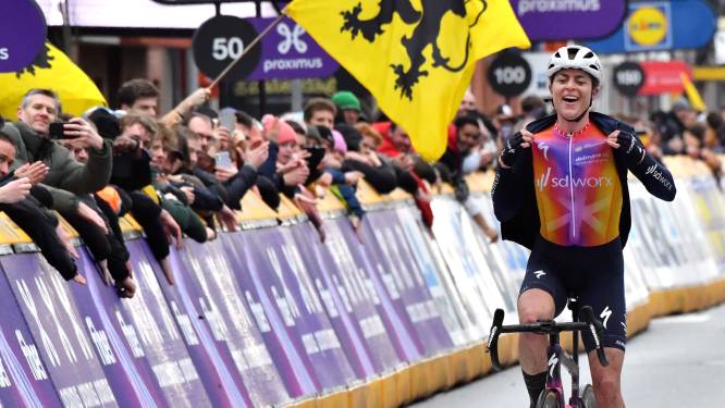 Verkeerd rijdende Reusser wint door valpartijen ontsierde Gent-Wevelgem, podium voor Swinkels