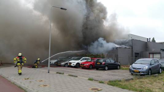 De brandweer bestrijdt de grote brand in het voormalige poeliersbedrijf Blom in Arnhem.