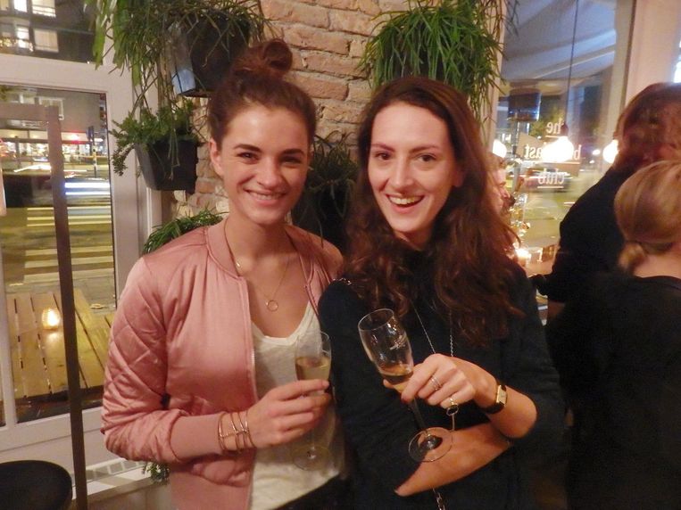 Ellecolumnist Liesbeth Rasker (links) met Sacha Rinnooy Kan (UPR). Rasker is ambassadeur van The Champagne Club. Wat dat betekent? 'Veel champagne drinken' Beeld Schuim