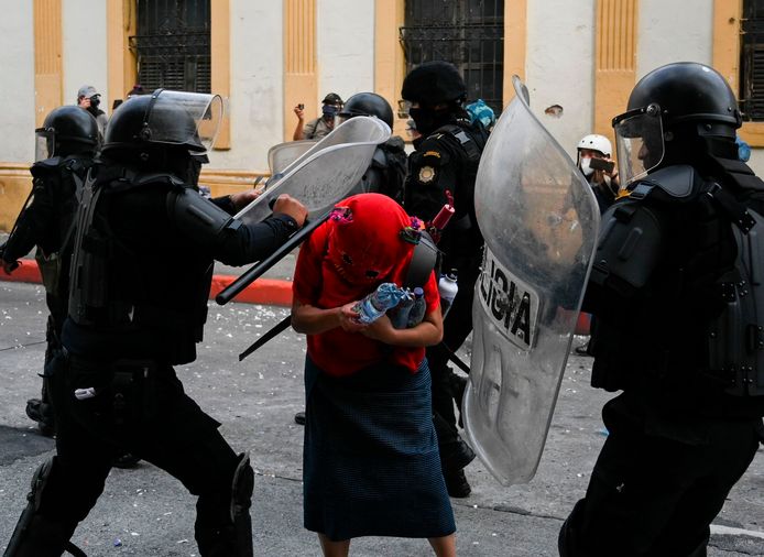 De oproerpolitie sloeg hardhandig in op demonstranten in de Guatemalteekse hoofdstad.