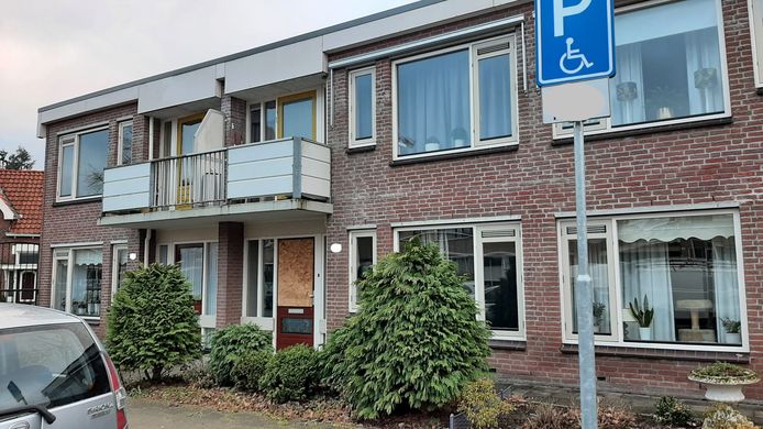De woning aan de Brinkstraat in Enschede is inmiddels leeg en en verlaten.