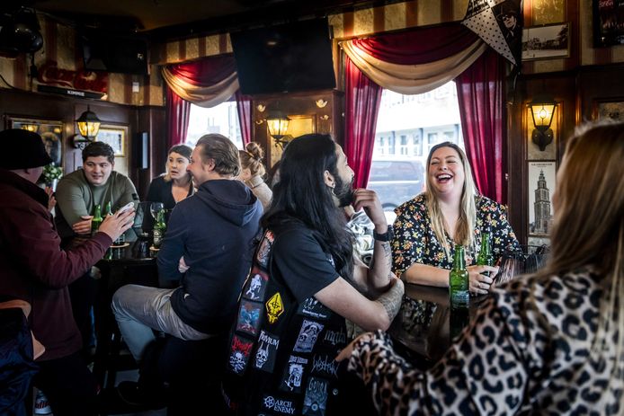 Klanten in een cafe in het centrum van Groningen. Verschillende horecaondernemers openden vorig weekend hun deuren, uit protest tegen de lockdown.