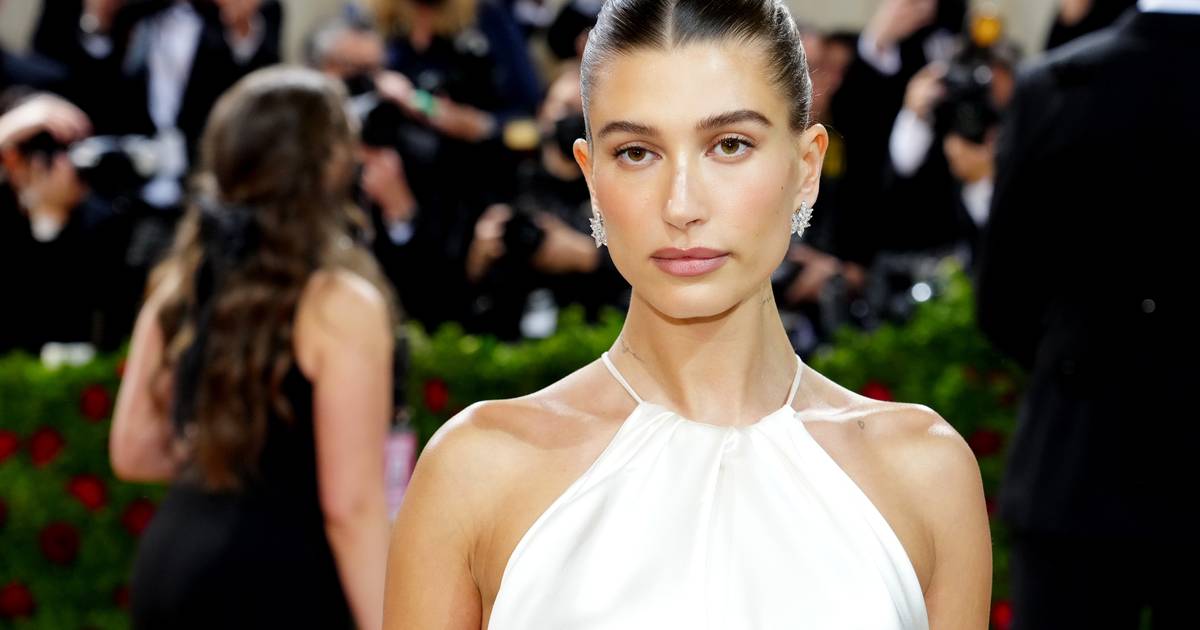 Hailey Bieber è stufa delle voci ‘deprimenti’ sulla gravidanza: ‘Non posso avere la pancia gonfia solo una volta?’  |  celebrità