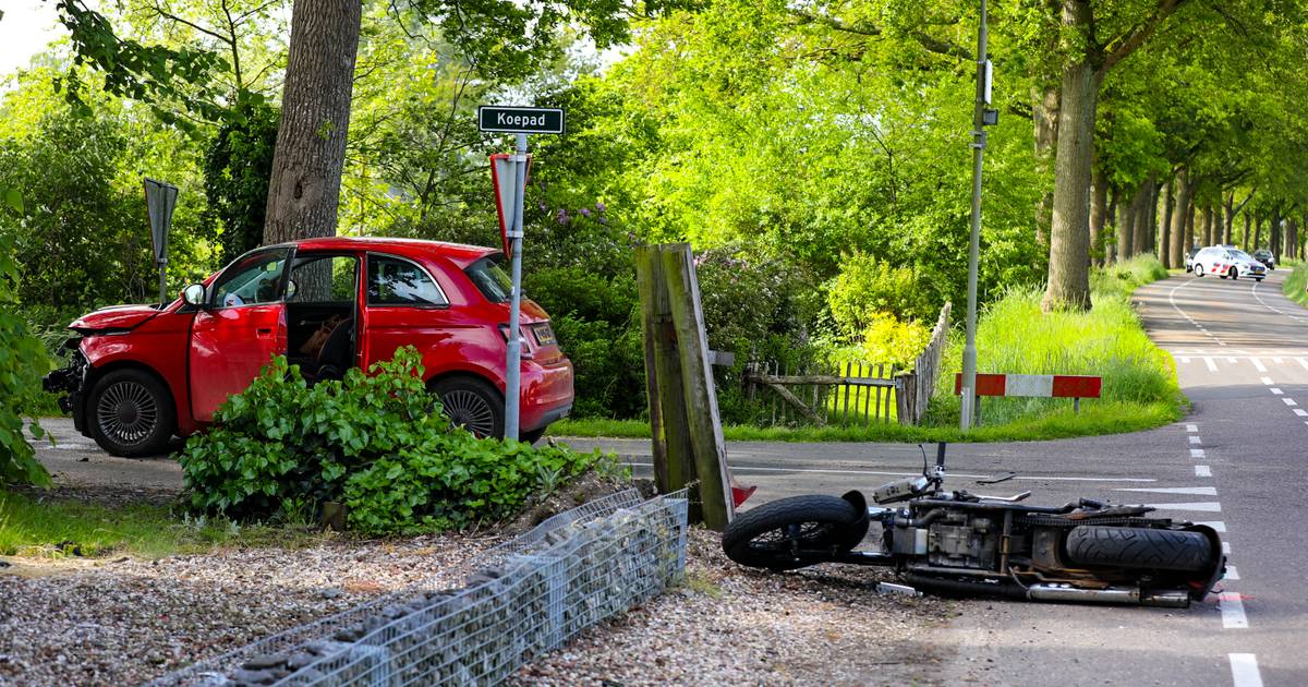 Motorrijder zwaargewond na botsing met auto in Epe.