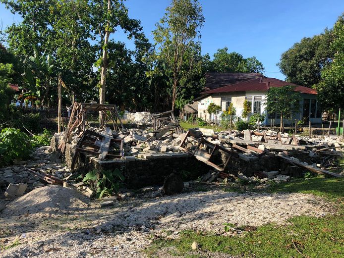 Verwoeste gebouwen en huizen in dorp Liang en van vluchtelingen in de heuvels op Ambon.