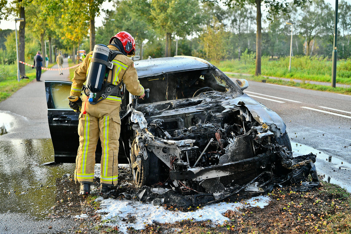 Een auto heeft tijdens het rijden vlam gevat.