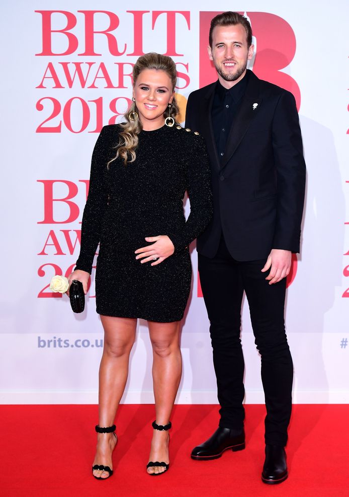 Harry Kane met zijn jeugdliefde Katie Goodland op de rode loper bij de BRIT Awards.