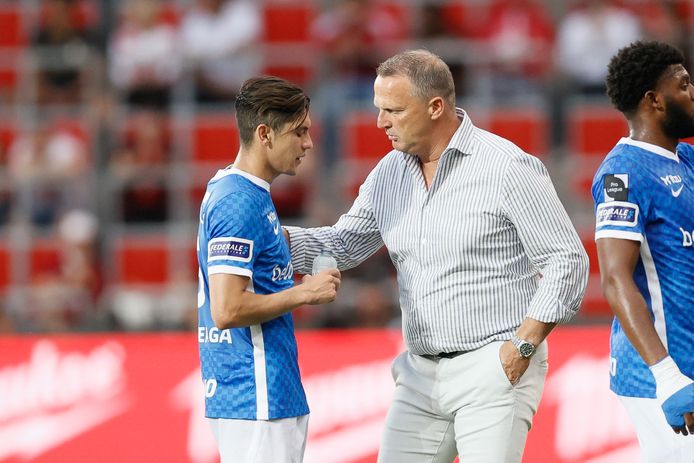 John van den Brom met Gerardo Arteaga.