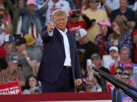 Trump doet op eerste campagnebijeenkomst zijn beklag over ‘Stalinistische’ onderzoeken